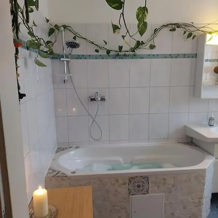Schoene Helle Mit Whirlpoolbadewanne דירה *
