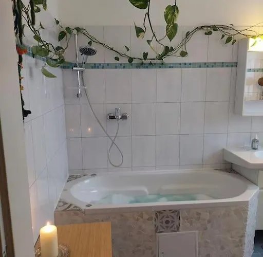 Schoene Helle Mit Whirlpoolbadewanne Apartment *